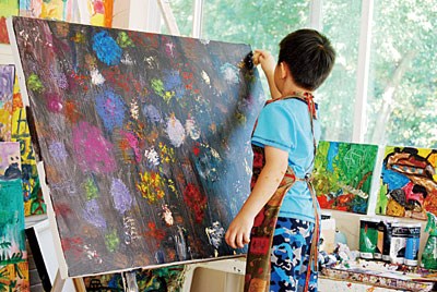 颜料画笔是最爱玩具美五岁华裔童办个人画展（图）