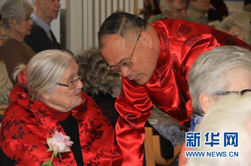 华人社团走进丹麦养老院同庆春节（图）