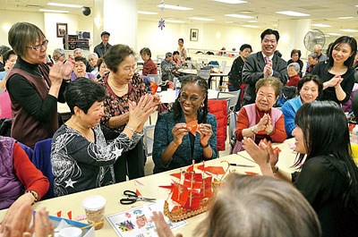 纽约市长夫人探访华裔老人学习中国剪纸乐开怀