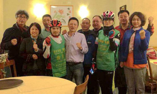 两中国车手环游骑行抵意大利热那亚侨团设宴欢迎