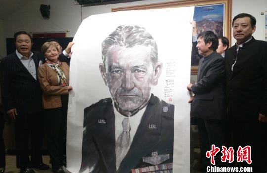 中国画家向美国陈纳德博物馆赠送将军肖像画