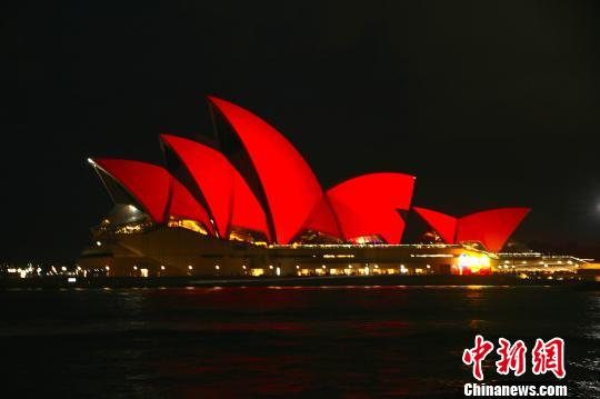 悉尼歌剧院点亮中国红迎猴年
