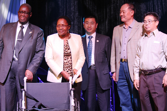 博副总统科迪克韦(左一)接受捐赠与南庚戌（左三）牟鸿儒（右一）朱德祥（右二）